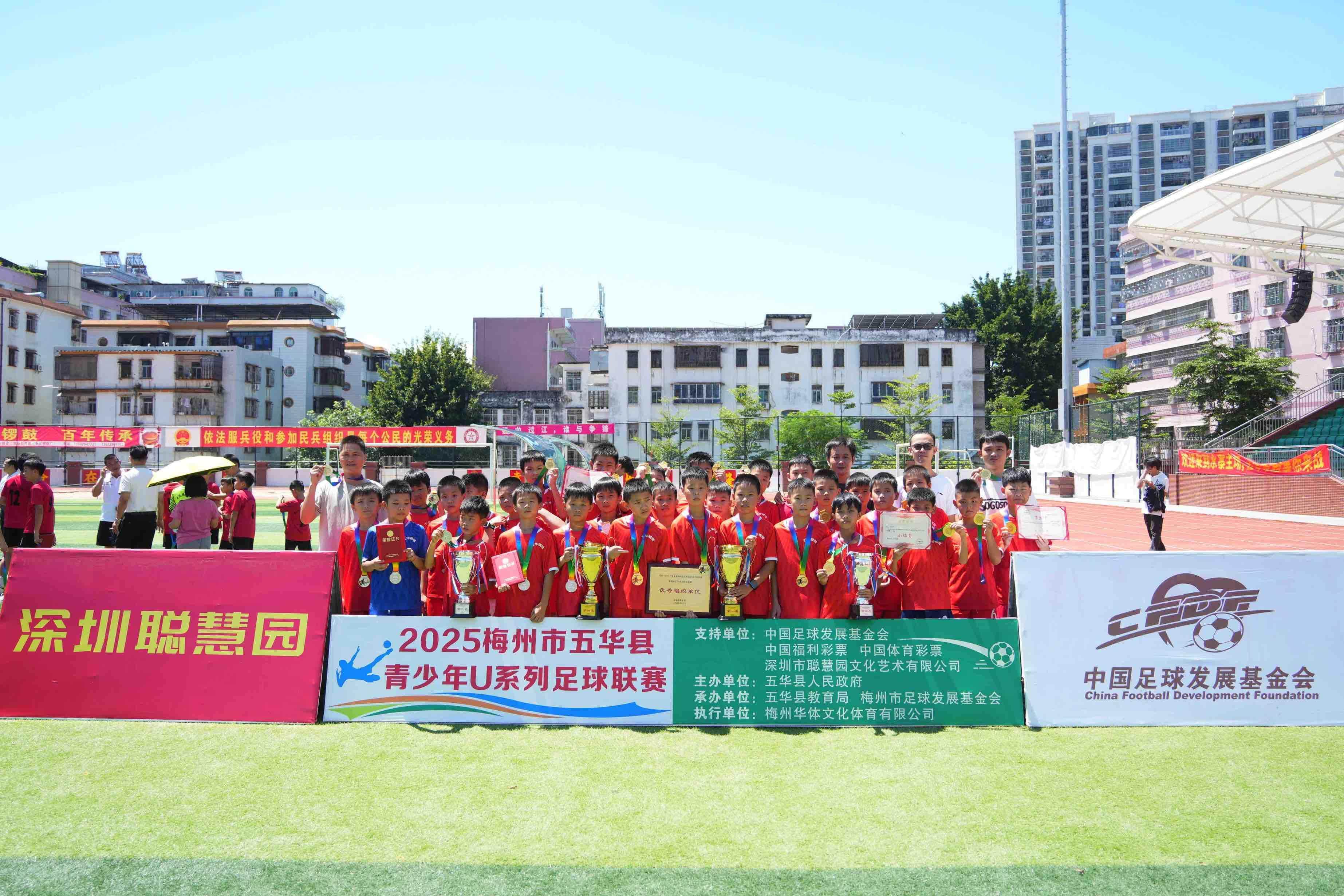 包含足球赛季收官之际，冠军战役烽烟四起的词条