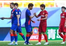 超级联赛上海申花击败大连一方，继续领跑