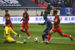 超级联赛上海申花击败大连一方，继续领跑