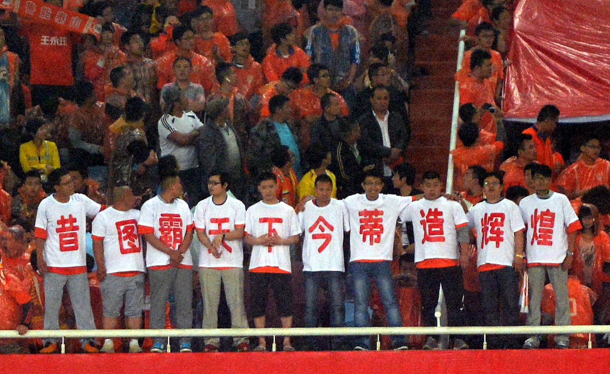 球员在比赛中击败实力强劲对手赢得胜利(在比赛中,对运球的队员发生一起违反体育道德)