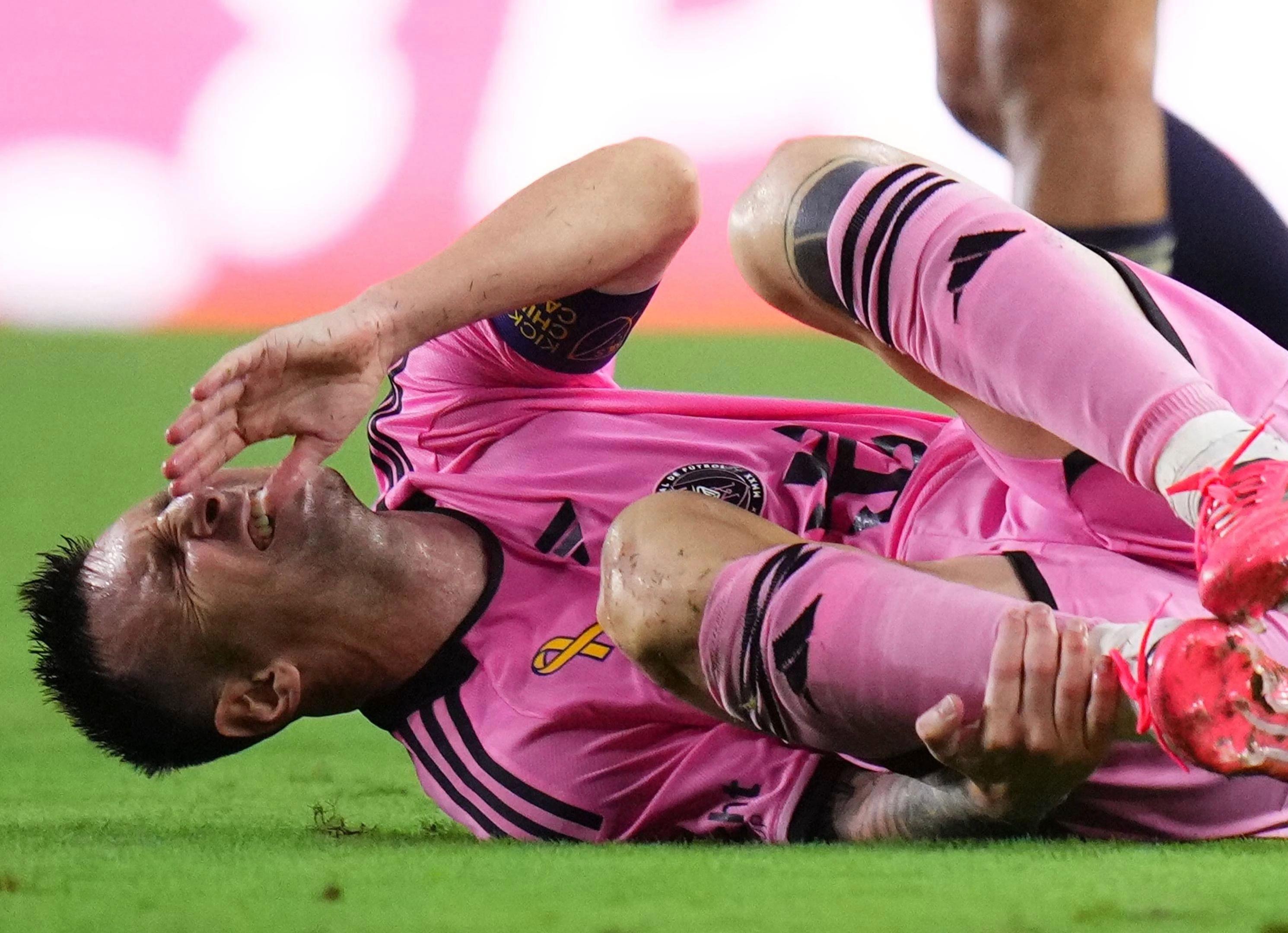 包含阿根廷球星梅西再度受伤，将缺席大赛的词条