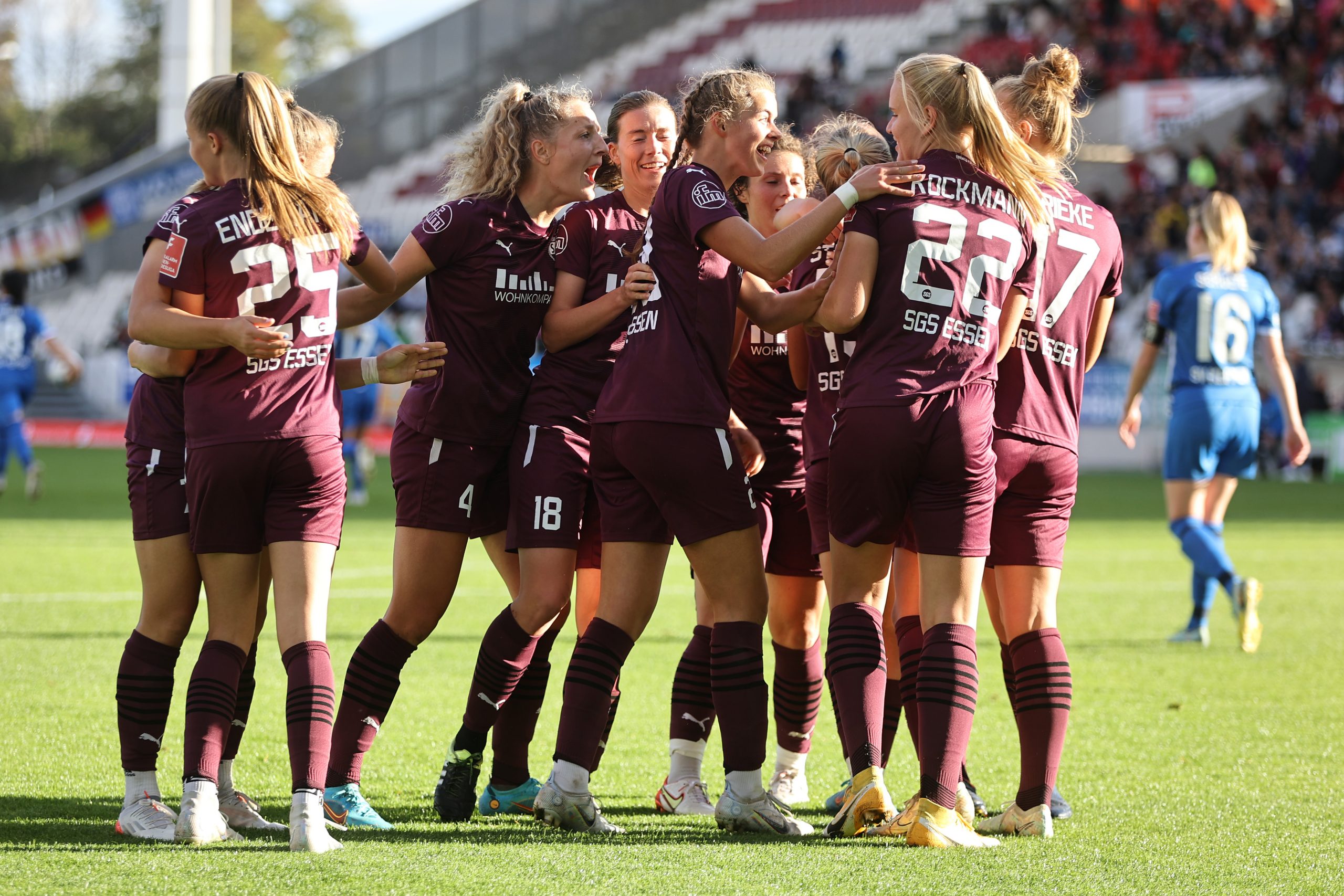 欧洲女足联赛：豪门球队争夺冠军荣誉(2015女足世界杯争夺34名什么时候)