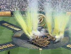 巴黎圣日耳曼夺得联赛冠军，全队欢庆锦标加冕的简单介绍